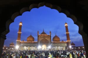 Musulmans se rassemblant après le repas de rupture du jeûne à la Grande Mosquée dans les vieux quartiers de Delhi.